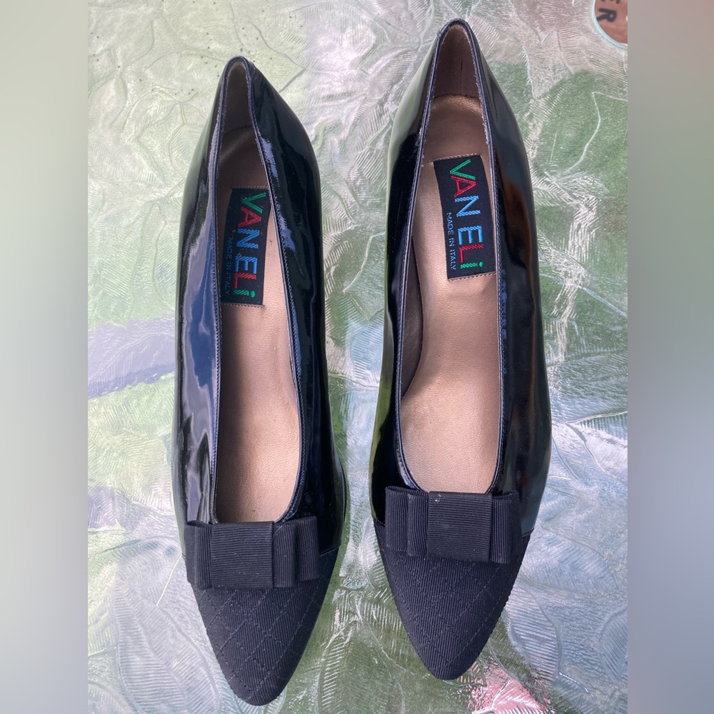 Vaneli Womens black patent-leather slip on dress shoes. Size 6.5. Pointed toe